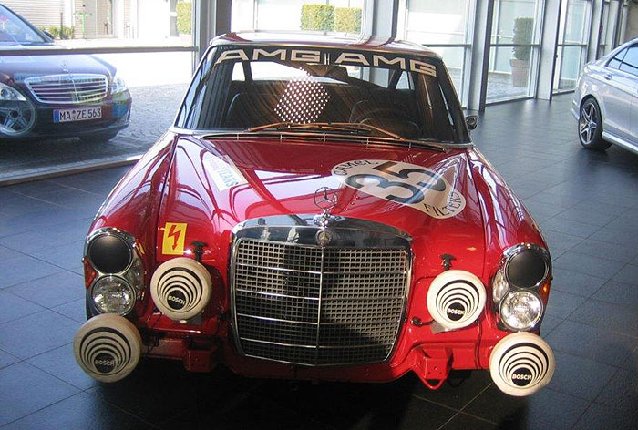 Versicherung von hochwertigen Automobilen von AMG- bzw. HWA, sowie M.B.-Oldtimern; Show-Room AMG Affalterbach "die rote Sau" ;  6,8 Liter W 109